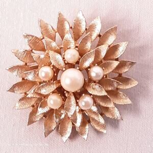 💎Lisner Flower Brooch GoldTone Petals With A Row Of Faux Pearl Beads